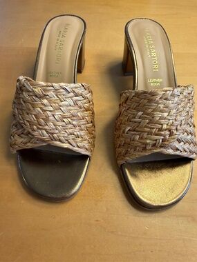 ilaria sartori designer size 7, tan with gold toned woven mules